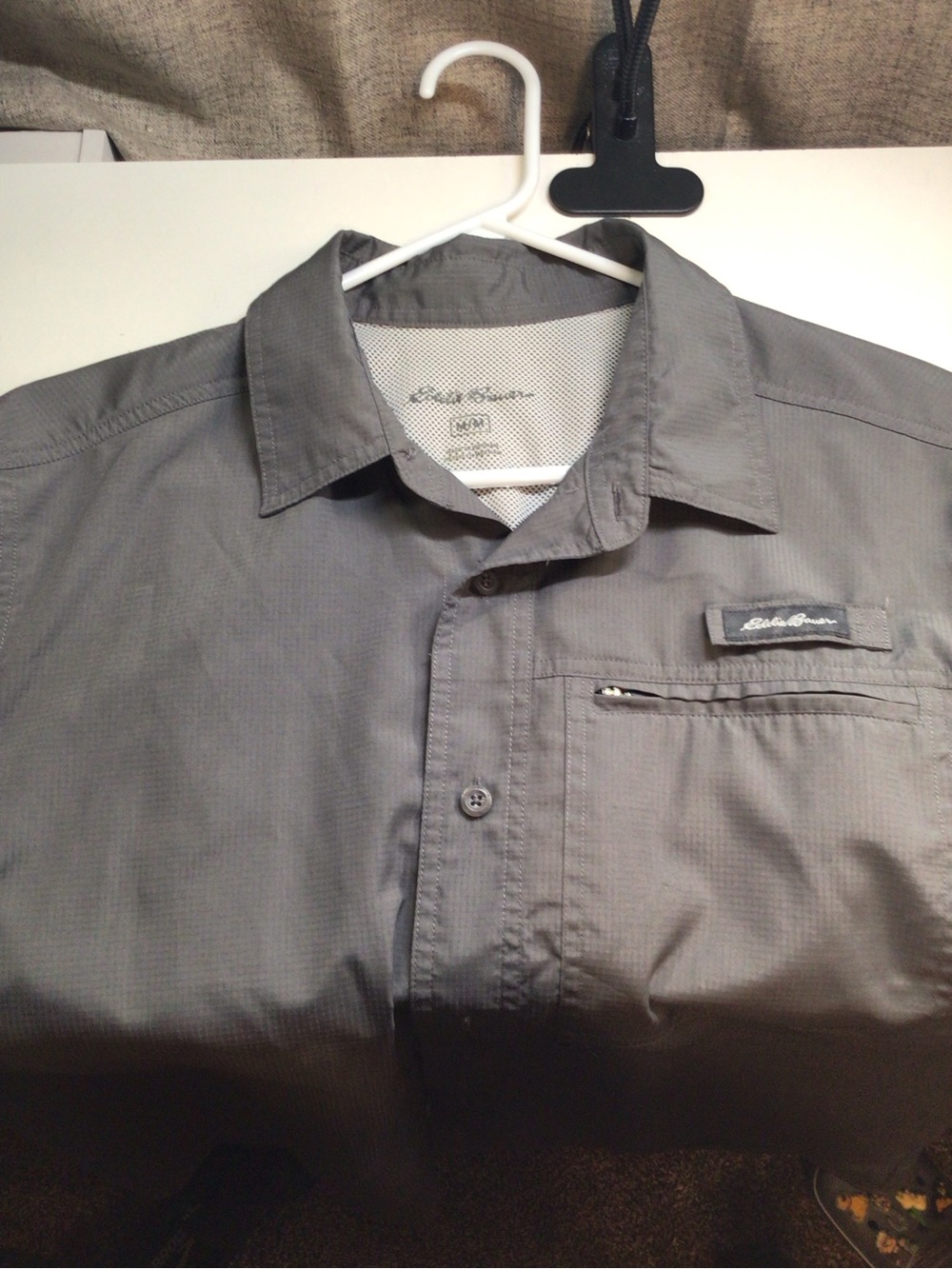 Eddie Bauer Men's Short-Sleeve Button-Down Shirt in Light Gray - Picture 3 of 3